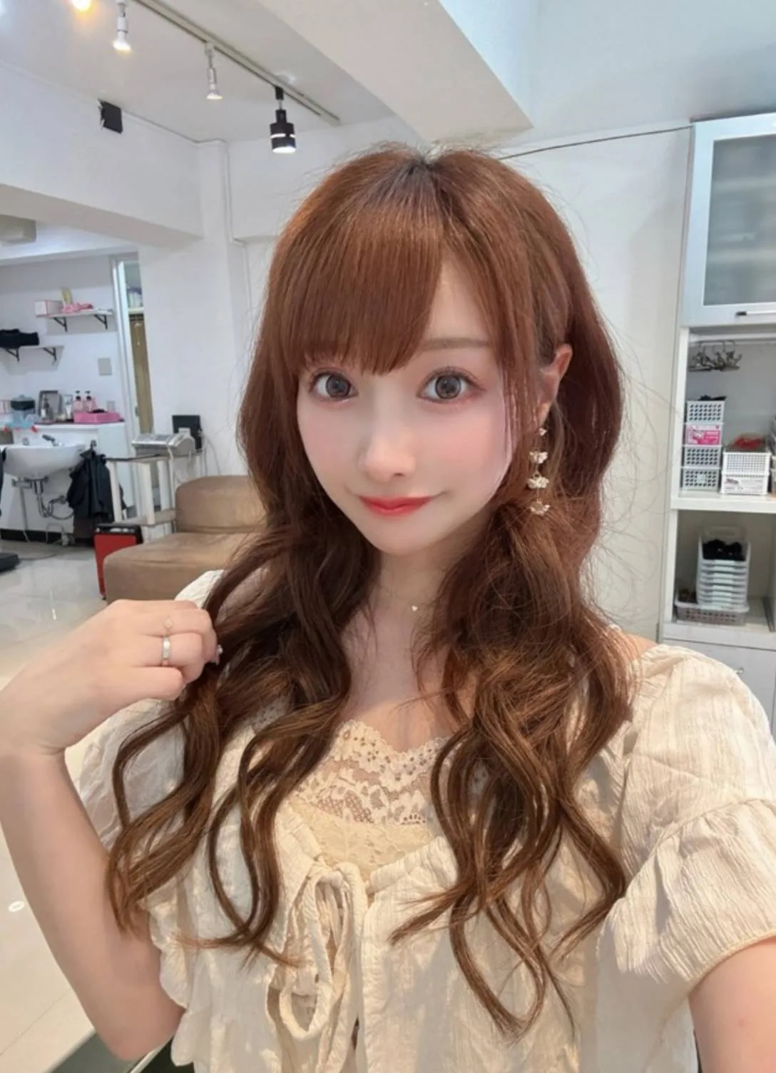 店内で撮影したウェーブのロングヘア