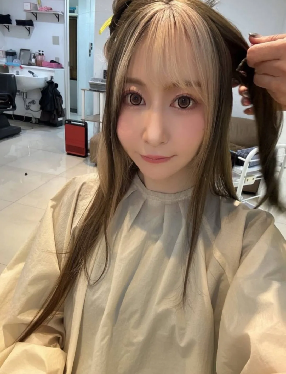 施術中にロングヘアの長さを確認している様子